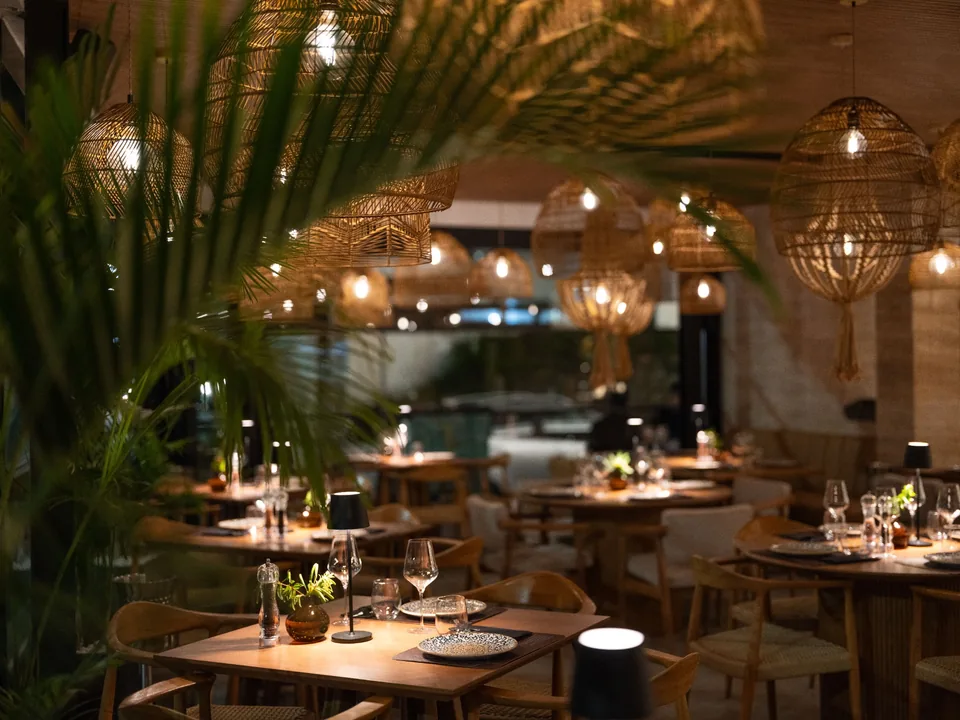 Dining among natural textures and greenery